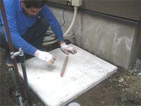 基礎板敷設状況2(水平確認)